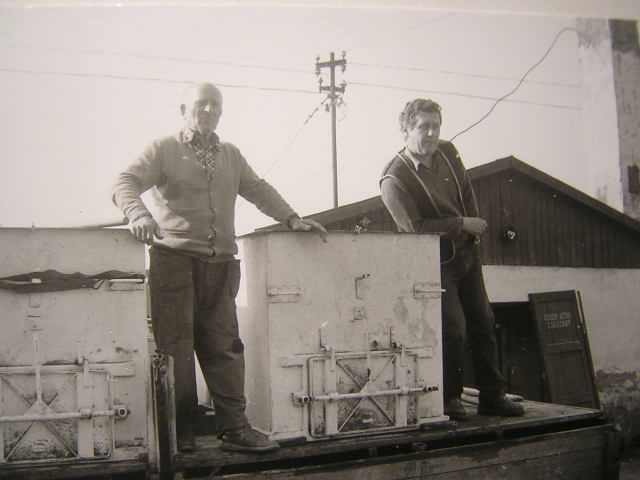 p. Zachhuber a Czigeti pri nakladaní rýb v roku 1990-150