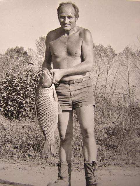 Dr. Knapo s úlovkom o váhe 7,25 kg, ulovené na štrkovisku Trebeľovce Láza v roku 1979-185